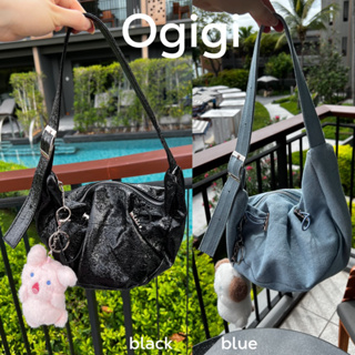 UIUI | ogigi bag กระเป๋าสะพายข้าง ยีนส์ สีดำเงา (พวงกุญแจขายแยก)