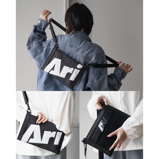 กระเป๋าสะพายข้าง ARI TOP DYED CROSSBODY BAG - BLACK/WHITE ของแท้