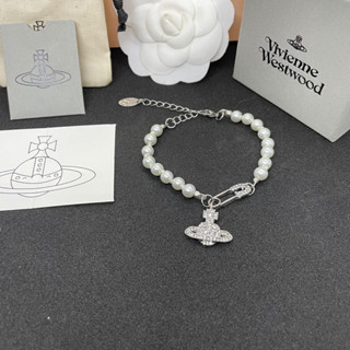 VIVIENNE WESTWOOD LUCRECE PEARL BRACELET กำไลข้อมือไข่มุก โลโก้ดาวเสาร์ ล้อมเพชร  ภาพถ่ายงานจริง