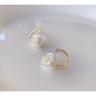 325-goodgift_station-Rose Diamond earrings  ต่างหูแบบเจาะ ตัวเรือนเป็นรูปดอกกุหลาบ ก้านสีทองประดับเพชรเม็ดเล็กๆ