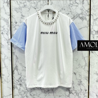 MU MIU เสื้อยืด แขนสั้น คอแต่งมุขเพชร แขนต่อผ้าลายทาง เนื้อผ้าดี มิวมิว