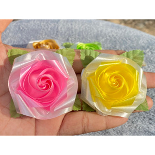 พร้อมส่ง‼️ไม่ต้องรอ  ดอกกุหลาบโลลิตาสองสี🌸ติดใบพร้อมเหรียญ1บาท   ราคาต่อชิ้น✨มีราคาส่ง🔈