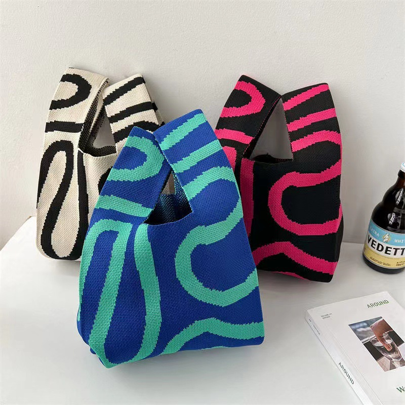 กระเป๋าถือ  เทรนด์แฟชั่น กระเป๋าสะพายไหล่ ผ้าถัก  แบบนิ่ม  ลายทางน่ารัก สไตล์ยุโรปและอเมริกา นำกลับมาใช้ใหม่ได้