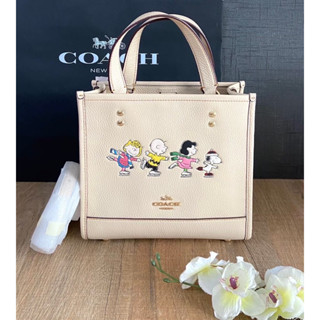 💚แท้💯 พร้อมส่ง💚CE850 COACH X PEANUTS DEMPSEY TOTE 22 WITH SNOOPY AND FRIENDS MOTIF