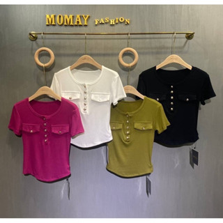 momayเสื้อยืดแขนสั้นแต่งดีเทลกระดุมสีเงินเหลือบทองแต่งกระเป๋า