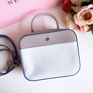 👜🎉💕กระเป๋าทรงกล่องมีหูจับ สีทูโทน ขาว /ชมพูอ่อนNEW Kate Spade  Maddy Camera Leather Crossbody Bag White Multi