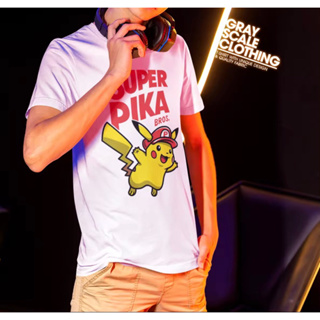 🐥SUPER PIKA BROS.🍄 เสื้อยืดสีขาวแขนสั้น ผ้า Polyester 65% Cotton 35% สวมใส่สบายระบายอากาศได้ดี