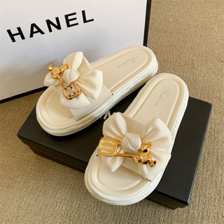 รองเท้าแบบสวมพื้นนุ่ม สไตล์เกาหลี รองเท้าแตะแต่งโบว์และหมีน่…