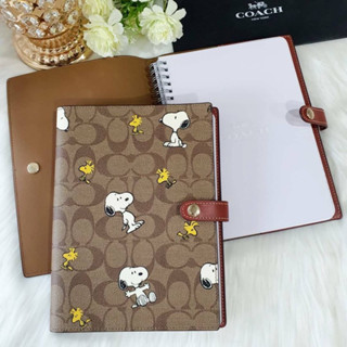 🍀🍀สมุดเปลี่ยนไส้ใด้ COACH CE961 X Peanuts Notebook In Signature Canvas With Snoopy Woodstock Print