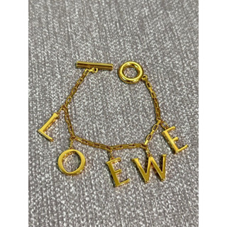 สร้อยข้อมืออยู่ Loewe