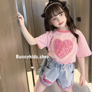 ชุดเช็ตเสื้อยืดแขนสั้น พิมพ์ลายหัวใจ และกางเกงขาสั้น ผ้ายีน สีพื้น แฟชั่นฤดูร้อนสไตล์เกาหลี สําหรับเด็กผู้หญิง