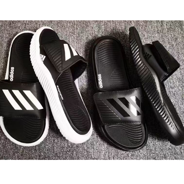 NEW  SLIPPERS adii.das ว่ายน้ำ รองเท้าแตะ Adilette Comfort สีดําและสีขาว  สามแท่ง  รองเท้าแตะกลางแจ้ง ขนาด40-45
