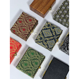 กล่องเก็บพระเครื่องกล่องกันกลิ้งลายไทยขนาด10x8x4cmคละสีลายพรีเมี่ยม