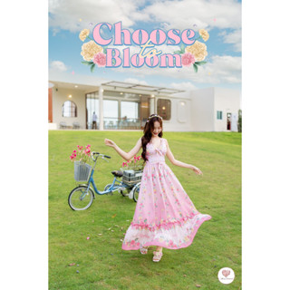 Choose to Bloom เดรสคอวีพิมพ์ลายดอกไม้สีชมพู ไล่โทนสีทำให้ชุดดูมีมิติสวยมากก