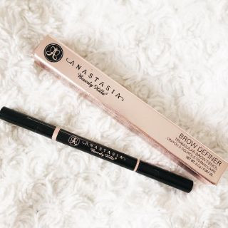 ดินสอเขียนคิ้ว Anastasia brow definerสามารถใช้เพื่อการเบลนด์สีให้ฟุ้งสวย มาพร้อมพิกเม้นท์แน่น ติดทนนาน