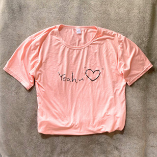 ส่งต่อ🚛 เสื้อยืดสีชมพูสกรีนลายตัวอักษร น่ารัก ใส่สบาย👚✨