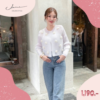 เสื้อคลุมพลีทสีขาวเบบี้ไวท์ดอกชาแนล  แบรนด์ Jane celebstyle ของแท้100%  (รูปสินค้าจริงไม่ได้แต่งสีนะคะ)