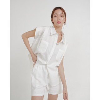 Essence Linen Sleeveless Shirt เสื้อลินินแขนกุดสีขาว + กางเกงขาสั้นสีขาว ( สามารถแยกซื้อได้ค่ะ )