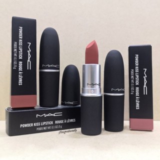 MAC Powder Kiss Lipstick 3g สี 316 DEVOTED TO CHILI สีแดงอมส้ม เนื้อกำมะหยี่ สีนุ่มฟุ้ง ติดทน