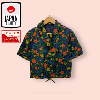 เสื้อ JAPAN ผ้าโพลีเคลือบพิเศษ ไซด์ -  F   อก 39 ยาว 18 นิ้ว  เสื้อทรงสวยน่ารักมาก ลายดอกสวย กระดุมหน้า ผ้าดีทิ้งตัวสวย