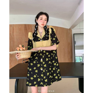 😘พร้อมส่ง!! เดรสแขนสั้นสีดำ ที่มาพร้อมลูกเล่นเหมือนใส่เสื้อกั๊กสีเหลืองแต่งระบายอยู่