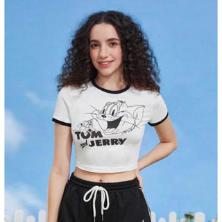เสื้อครอปแขนสั้นคอกลม  Forever 21 x Tom and jerry แต่งขอบสีดำ น่ารักมากๆ 🖤🤍🖤