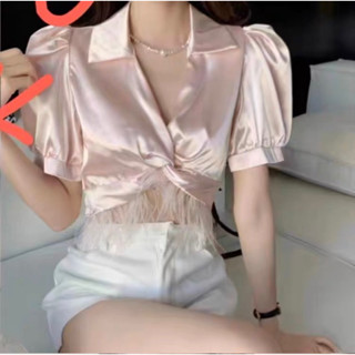 ♥️พร้อมส่งงานนำเข้าคัดเกรด♥️รุ่นแขนสั้น🧚‍♀️เสื้อซาตินเกาหลีงาเสื้อซาตินผ้าเงาสายเกาแต่งขนนกที่เอว เสื้อเชิ้ตแต่งขนนก