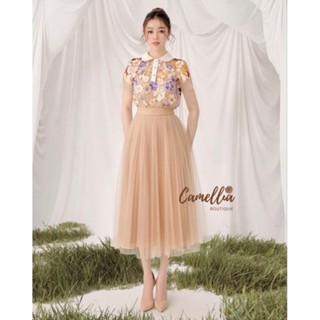 เสื้อลูกไม้ปักหลากสี+ กระโปรงผ้ามุ้งสีครีม🏵️ camellia