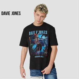 DAVIE JONES เสื้อยืดพิมพ์ลาย ทรง Regular Fit สีดำ Graphic Print Relaxed Fit T-shirt in black  WA0128BK