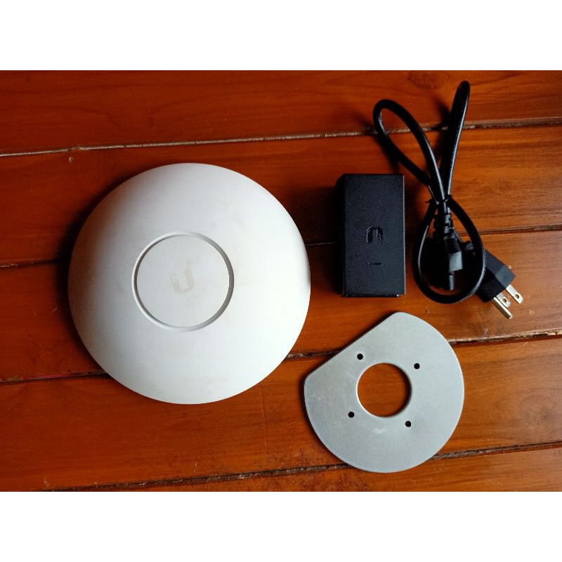 UBIQUITI UniFi (UAP-AC-LR) Wireless AC1350 Dual Band Gigabit
