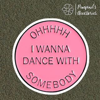 🇹🇭 พร้อมส่ง : เข็มกลัดวงกลมสีชมพู  | "I WANNA DANCE WITH SOMEBODY" Round Pink Text Enamel Brooch Pin.