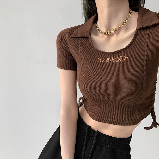 Rommers เสื้อท่อนบน🍒เสื้อยืดแขนสั้นสไตล์เรโทรอเมริกันสำหรับผู้หญิง ดีไซน์เฉพาะ สาวฮอตสาวร้อนรัดรูป เสื้อครอปเอวสูง