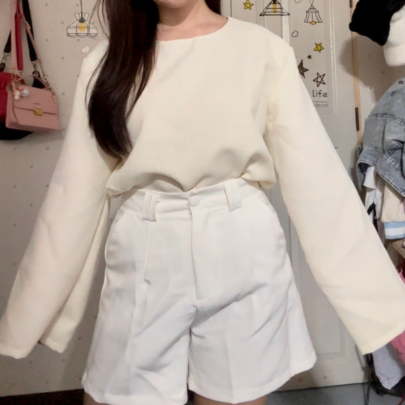 December’s 🎀 oversize มือ 1 เสื้อแขนยาวผ้าสลาฟที่คล้ายๆทวิต สีครีมไข่ สวยมากก ใส่แล้วเกาหลีมินิมอล