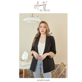 Amity Blazer - เสื้อสูทตัวยาวแต่งดีเทลพับแขน ปักตัวอักษร (ดำ)