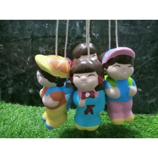เซรามิคตุ๊กตา.ด.ช/ด.ญ.สำหรับแขวนตกแต่ง สามารถใส่ต้นสับปะรดสี ในกระถางกระเป๋าด้านหลังได้.ฟรีเชือกแขวน