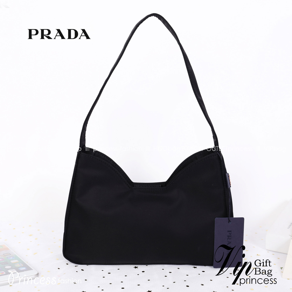 PRADA Nylon Shoulder & Handbag / PRADA Hobo nylon bag โดดเด่นด้วยโลโก้แบรนด์ด้านข้างกระเป๋าที่ไม่เหม