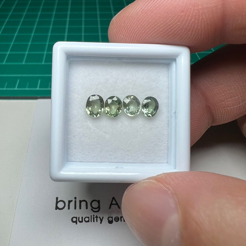 เขียวส่อง (green sapphire) ขนาด 5×4 มม. พลอยธรรมชาติ พลอยสีเขียวสวย ใส สะอาด