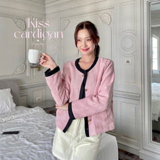 chuuchop_พร้อมส่ง(C8110)🍧🩰🫶🏻 Kiss cardigan เสื้อคาดิแกนผ้าทวิดชมพู กระดุมทองหัวใจ