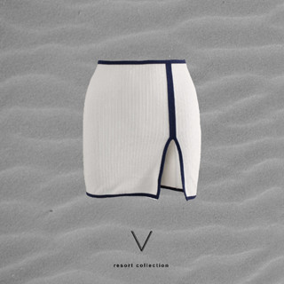 RESORT COLLECTION 2023 WHITE TRIM NAVY MINI SKIRT กระโปรงสั้นขาวกุ้นน้ำเงินใส่ทับชุดว่ายน้ำ