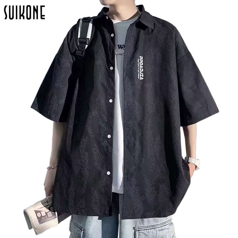 Suikone เสื้อเชิ้ตผู้ชาย ทรงหลวม ลำลอง สไตล์คู่รัก สไตล์เกาหลี แขนสั้น ผ้าคุณภาพสูง พิมพ์ลายตัวอักษร