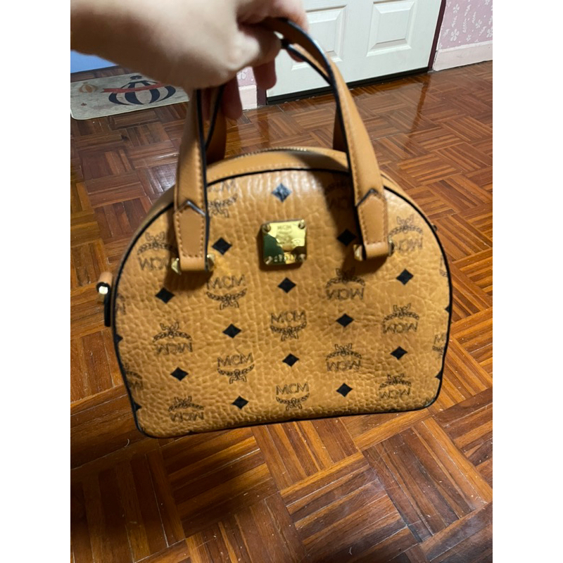 MCM แท้ 100 % รุ่น Half Moon SizeMini สี Cognac