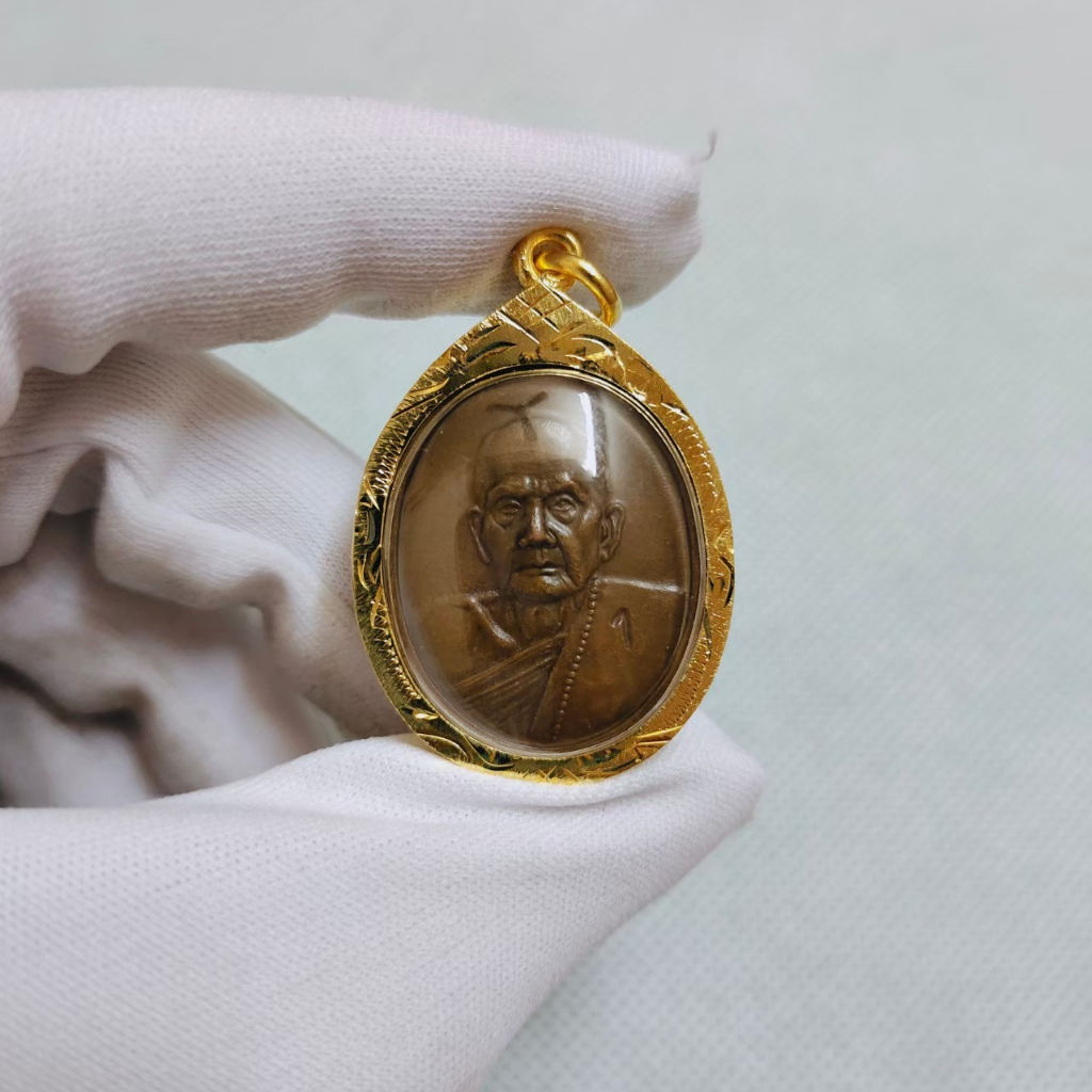 จี้พระหลวงปู่หมุน ฐิตสีโล เหรียญรุ่นแรก เนื้อทองแดง อายุ 103ปี หลวงพ่อ วัดบ้านจาน จ.ศรีสะเกษ เลี่ยมกรอบทองไมคร่อน