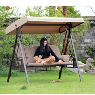 3-Seat Outdoor Patio Porch Swing พร้อมโครงเหล็กทนต่อสภาพอากาศหลังคาเอียงปรับได้หมอนอิงและหมอนรวมอยู่ด้วย