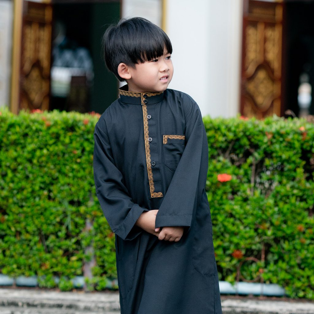 ชุดปากีเด็กผู้ชาย สีดำแขนยาวทรงกระบอก คอตั้งติดกระดุม พร้อมกางเกง ปักลวดลายสีทองตัดกับชุดโดดเด่น ทรงสวย BY14วาริสมุสลิม