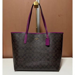 กระเป๋าสะพายCOACH CITY TOTE IN SIGNATURE CANVAS (IMRVQ) CITY TOTE-IM/V7U Im/Brown/Dark Magenta (5696)