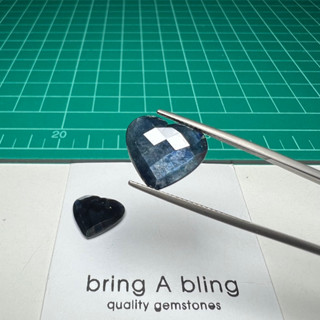 Natural  Sapphire น้ำหนัก 13.70 ct (14.7x13x3.7),(14.8x13.4x3.6)mm พลอยแซฟไฟร์ ศรีลังกา พลอยดิบ เจียระไนเล่นไฟสวยงามมาก