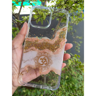 เคสสีขาวทองพีชเรียบหรูลายหินอ่อน เครื่องรางสัญลักษณ์โอม สำเร็จ มั่งคั่ง ร่ำรวย