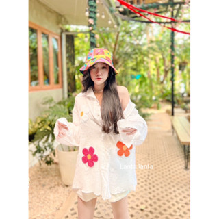 🌈ต้อนรับ Summer 💦เสื้อเชิ้ตผ้าสาลู Over size เนื้อนิ่มใส่สบาย แต่งดอกไม้รุ่นนี้ฮิตมากๆเลยค่ะ ใส่ไปทะเล ใส่คลุมเก๋ๆ