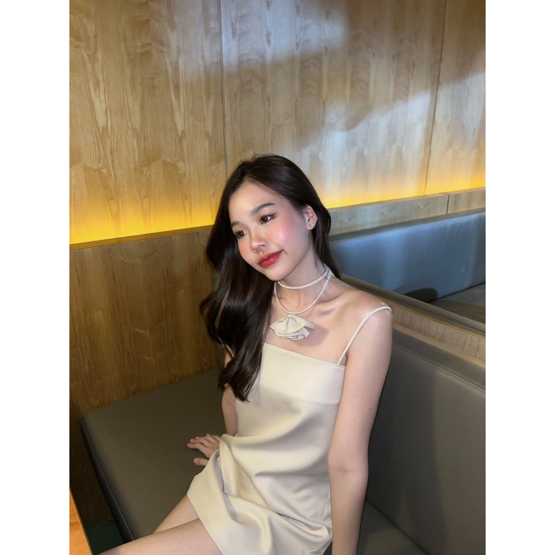 Sacha dress - Cream 🍯🍮🥧🍨 เดรสสายเดียวทรงเขารูป มาพร้อมกับปลอกคอดอกไม้ค่ะ🌷SC-CREAM
