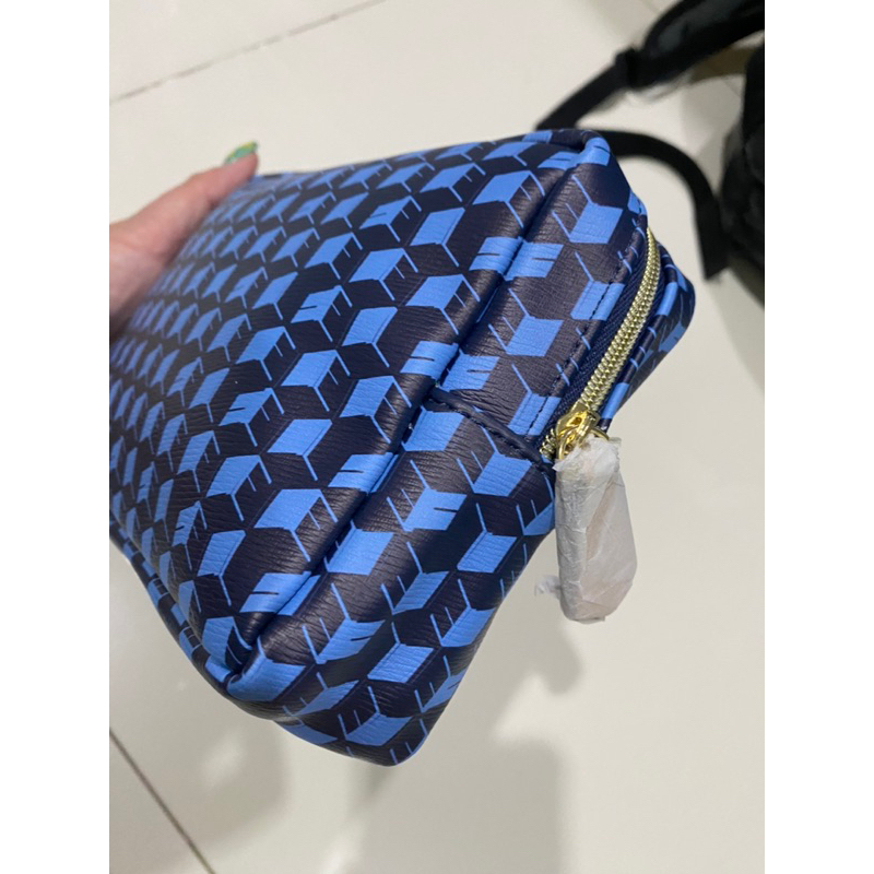 กระเป๋า  Estée Lauder สีน้ำเงิน เป็นกระเป๋าทรงสี่เหลี่ยม ลายสวย เป็นหนังพียูเนื้อหนาอย่างดี กันน้ำได้ อยู่ทรง